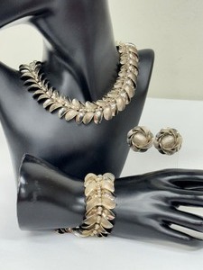 lot 117 image: Vintage Silver Tone Costume Jewelry Necklace, Bracelet and Earrings