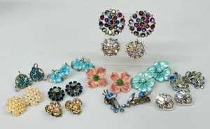lot 119 image: Variety of Vintage Costume Jewelry Earrings