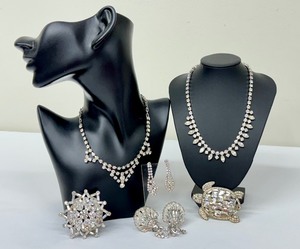 lot 120 image: Vintage Rhinestone Jewelry Assortment