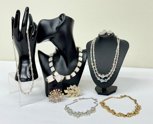lot 121 image: Vintage Sparkly Costume Jewelry Items