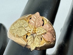 lot 144 image: Vintage 10K Black Hills Gold Ring