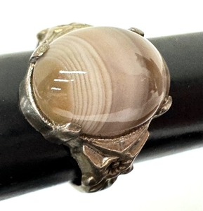lot 147 image: Vintage Sterling and Agate Ring