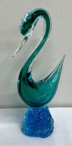 lot 104 image: Vintage Gorgeous Art Glass Swan Figurine