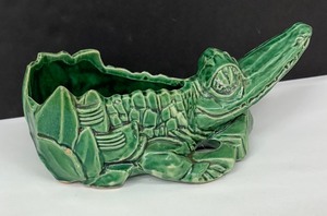 lot 124 image: Vintage McCoy Alligator Planter