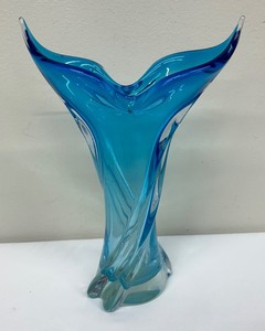 lot 128 image: Beautiful Vintage Blue Twisted Art Glass Vase