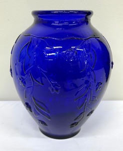 lot 137 image: Gorgeous Cobalt Blue Glass Vase