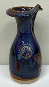 lot 157 image: Colm De Ris Irish Pottery Vase