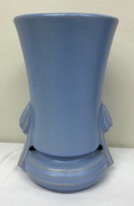lot 173 image: Pretty Vintage Periwinkle Pottery Vase