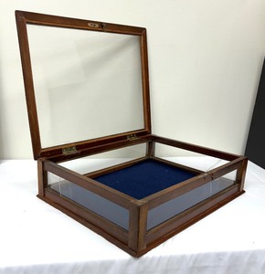 lot 187 image: Vintage Table Top Glass Display Case