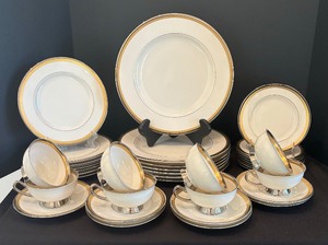 lot 190 image: Syracuse China Grouping