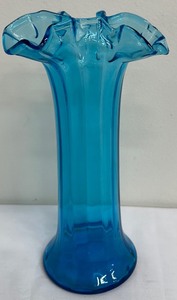 lot 17 image: Vintage Hand Blown Art Glass Turquoise Ruffled Top Vase