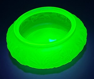 lot 198 image: Vintage L E Smith Uranium Glass Powder Jar - Also Know as Vaseline Glass