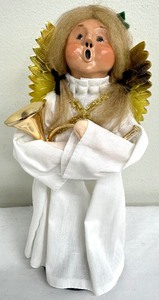 lot 215 image: Byers Choice Ltd - The Carolers Blond Nativity Angel with Post Horn - 1989