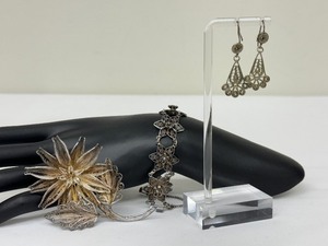 lot 193 image: Vintage Filagree Brooch, Earrings and Bracelet