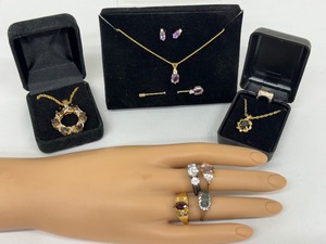 lot 218 image: Variety of Sparkly Costume Jewelry Items
