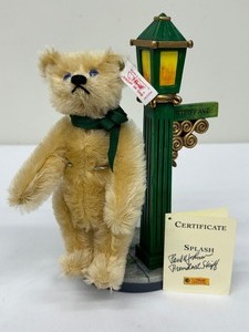 lot 232 image: Steiff Splash Bear 665998, LE 4000 (1392), with Lamp Post and Stand