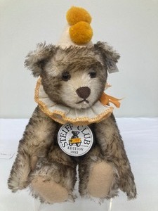 lot 23G image: Limited Edition Steiff Club Clown Bear  Steiff Limited Edition White Tag Clown Bear 1993 Club Teddy Bear Jointed Mohair 05241