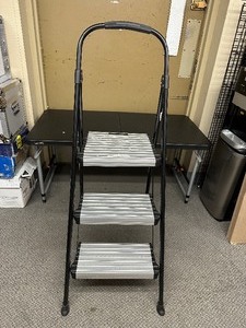 lot 97 image: Cosco 3 Step Ladder  Step Stool