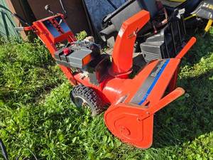 lot 40 image: Simplicity Snow Blower - Last Used in Working Condition - Item is Off Site in SVEA See Desc