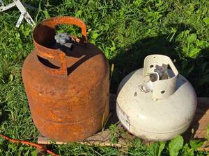 lot 48 image: Pair of Used Propane Tanks - Rusty and White - Item is Off Site in SVEA See Desc