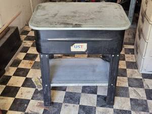 lot 96 image: 20 Gallon Parts Washer - Industrial Cleaning Equipment