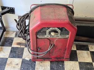 lot 97 image: Lincoln Electric AC-225 Arc Welder - Model AC-225-S