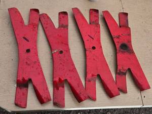 lot 196 image: Lot of 4 Snapper Red Lawn Mower Blades - Used Condition
