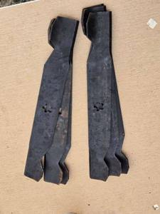 lot 197 image: Lot of 5 Lawn Mower Blades - Model DNK7315