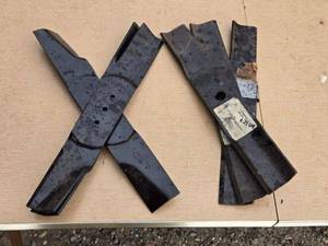 lot 198 image: Lot of 5 Lawn Mower Blades - Model 7-044004 & 74-017B
