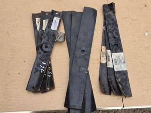 lot 199 image: Group of 9 Various Lawn Mower Blades - Replacement Parts