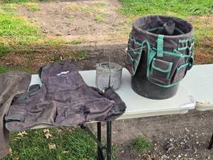 lot 284 image: Husky Bucket Organizer with 62 Pockets and Heavy Duty Apron