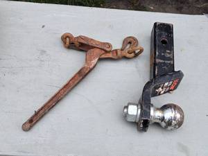 lot 326 image: Used 2-inch Trailer Hitch Ball Mount with Small Chain Binder