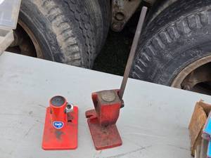 lot 378 image: Chain Tools - Red - Steel Construction