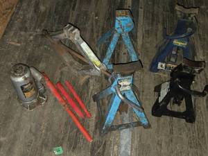 lot 398 image: Group of 4 Vehicle Jack Stands and Hydraulic Jack (Jack does not work) - Various Brands