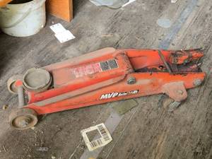 lot 457 image: MVP Super Jr. Hydraulic Floor Jack - Used Condition