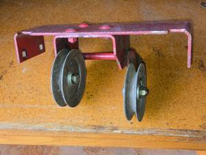 lot 462 image: Used Heavy-Duty Red Pulley Bracket with Wheels