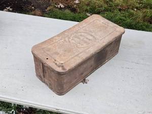 lot 469 image: Vintage International Harvester Metal Tool Box - Rustic Design with Lid