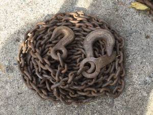 lot 113 image: 20 Lighter Chain - 2 hooks