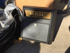 lot 185 image: Wall Mount Metal Mailbox - With Key