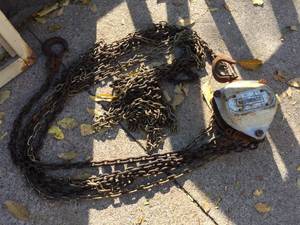 lot 213 image: Roughneck 1 Ton Chain Hoist