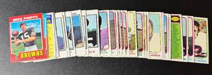 lot 52 image: 40 Card 1971-1976 Topps Football Vintage Lot wStars