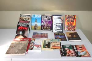 lot 4 image: Collection of 15 Vintage Books Including Stephen King, Bill Bryson, and More