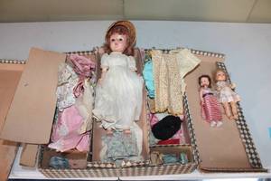 lot 9 image: Vintage Doll Collection with Clothes and Accessories