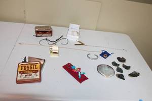 lot 17 image: Assorted Vintage Accessories and Collectibles Lot