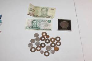 lot 18 image: Collection of Worldwide Coins and Currency - 20 Items