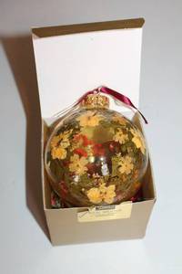 lot 33 image: Rocky Mountain Decorative Glass Ornament with Flowers