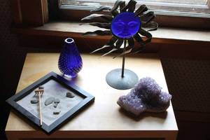 lot A-50 image: Lot of 4 Decorative Items Amethyst Cluster, Blue Glass Vase, Metal Sun Sculpture, Zen Sand Tray