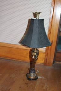 lot 56 image: Vintage Table Lamp with Elegant Design - Decorative Home Lighting