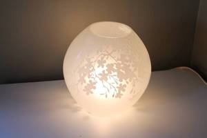lot 67 image: Vintage Frosted Floral Design Table Lamp - Art Glass