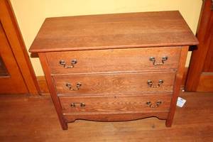 lot 82 image: Vintage Oak 3-Drawer Dresser - Classic Design
